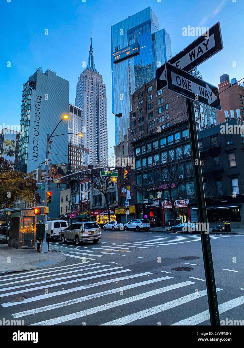 Das Empire State Building in New York von einer Strassenkreuzung aus gesehen. Stock Photo