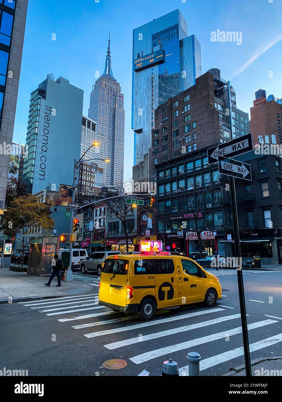 Das Empire State Building in New York von einer Strassenkreuzung aus gesehen. Stock Photo