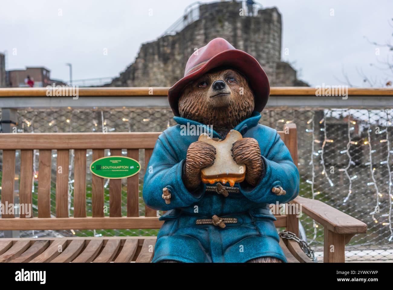 Paddington bear bench hi-res stock photography and images Paddington bear bench hi-res stock photography and images
