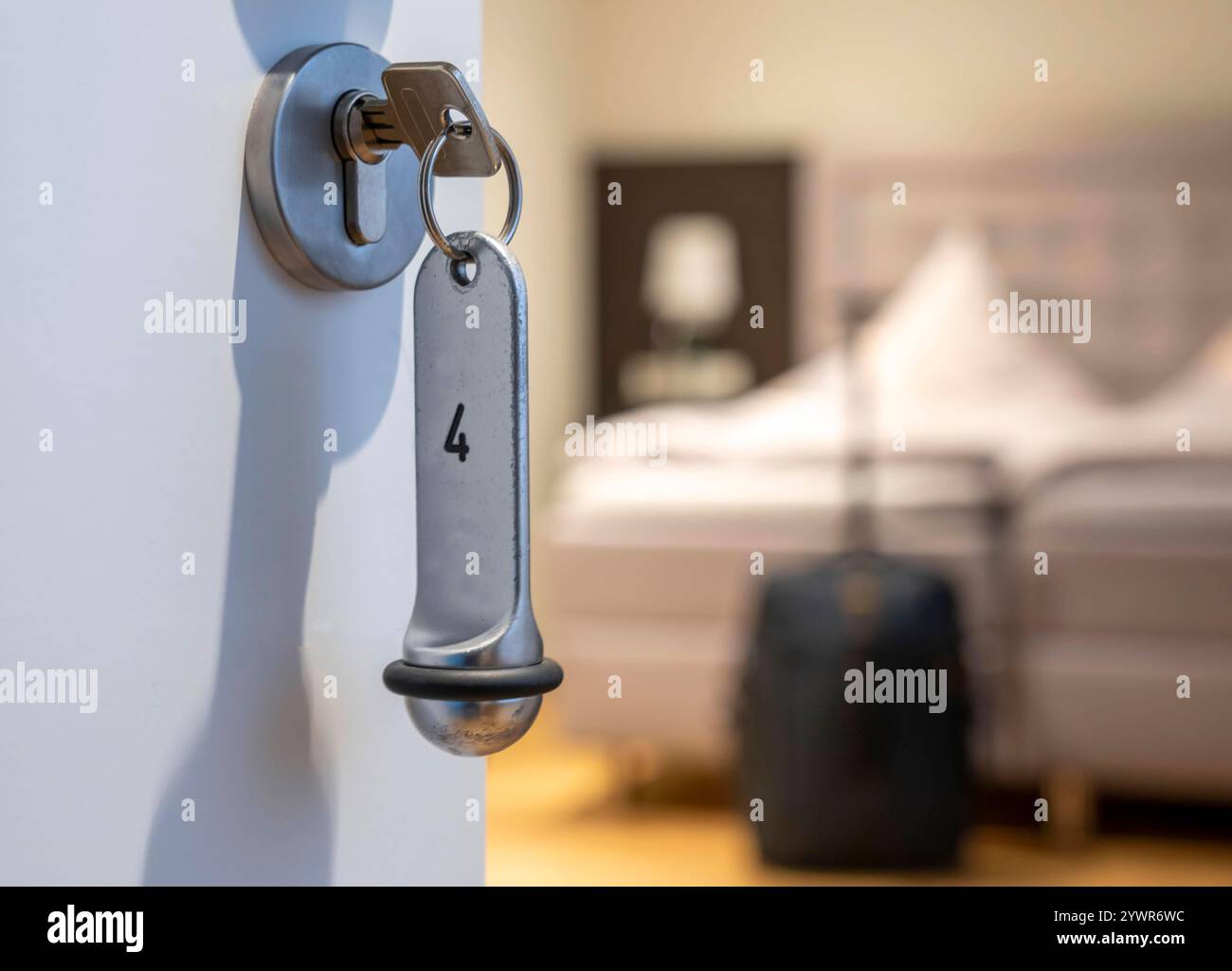 Symbolbild Hotel, Schlüssel steckt in der Türe eines Hotelzimmers ...