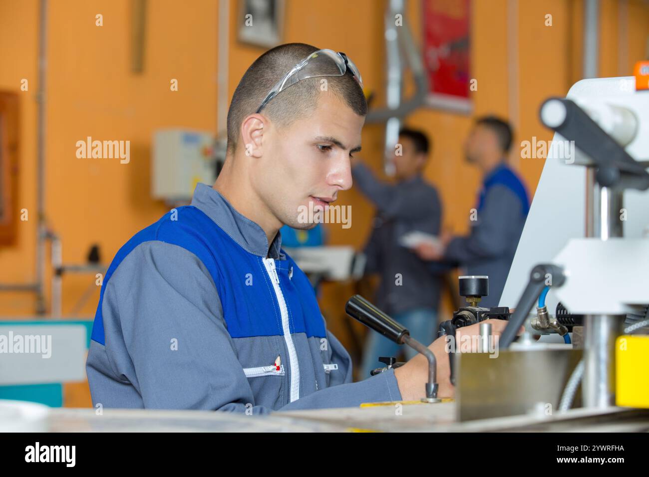 People Using Machine Male using machinery tool manufacturing hi-res stock photography and ...