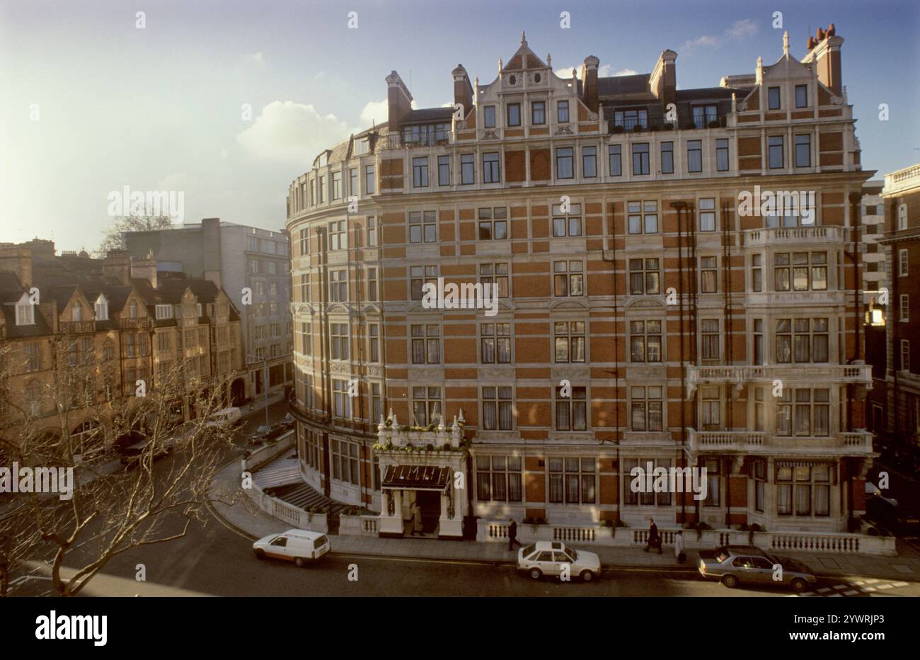 The Connaught Hotel exterior. Dating from 1897, this renowned luxury hotel in Mayfair is an 8-minute walk from posh shops on Bond Street. Mayfair, London, England 1995. 1990s UK HOMER SYKES Stock Photo