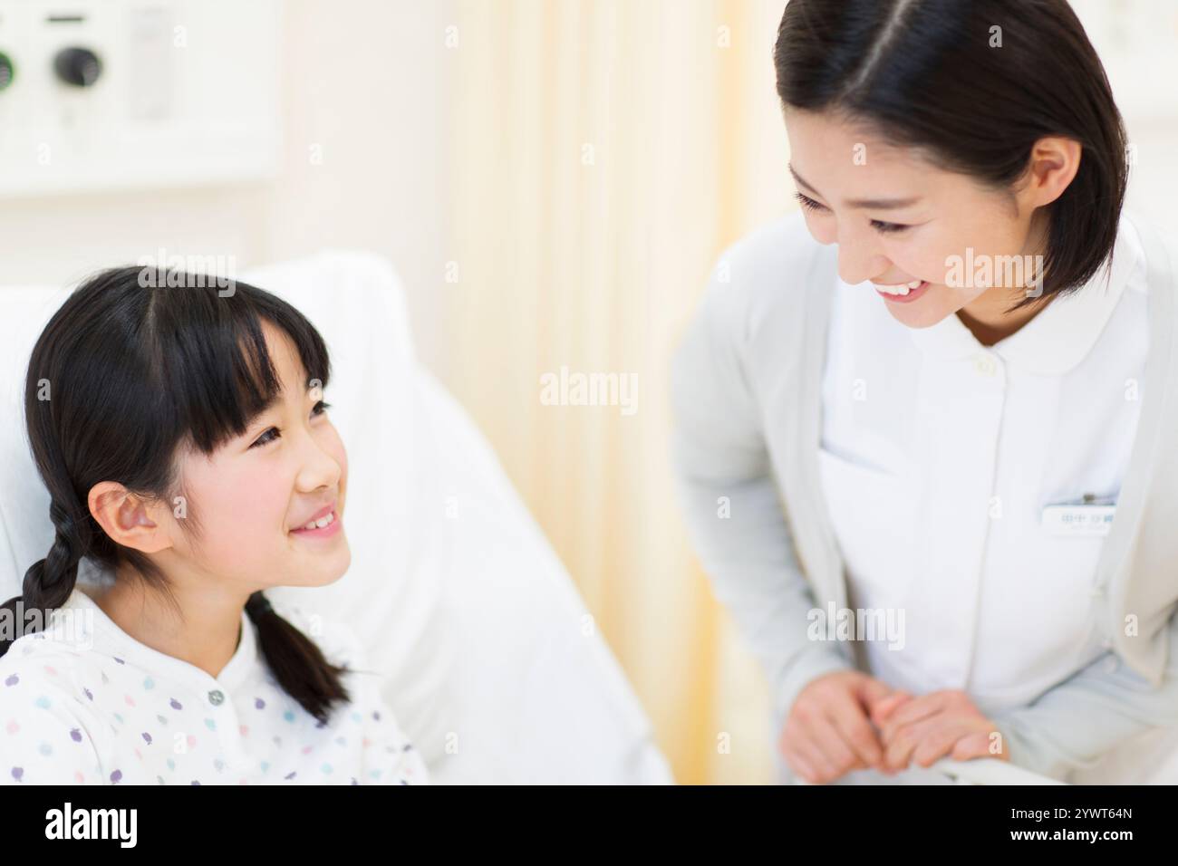 Female nurse and girl talking in hospital room Stock Photo - Alamy