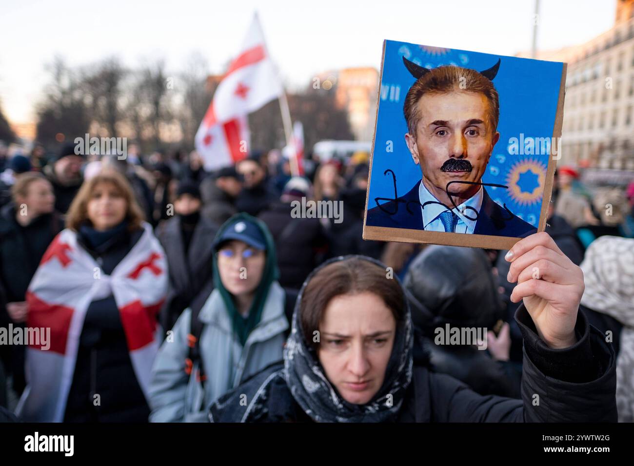 Georgier protestieren in Berlin gegen die Entscheidung der georgischen Regierung, die Verhandlungen über den Beitritt zur Europäischen Union auszusetzen. Zum Protest hatte die pro-europäische NGO Georgisches Zentrum im Ausland GZA aufgerufen. / Georgians protest in Berlin against the decision of the Georgian government to put EU accession talks on hold. The pro-European NGO Georgian Center Abroad GZA had called for the protest. snapshot-photography/K.M.Krause *** Georgians protest in Berlin against the decision of the Georgian government to put EU accession talks on hold The pro European NGO G Stock Photo