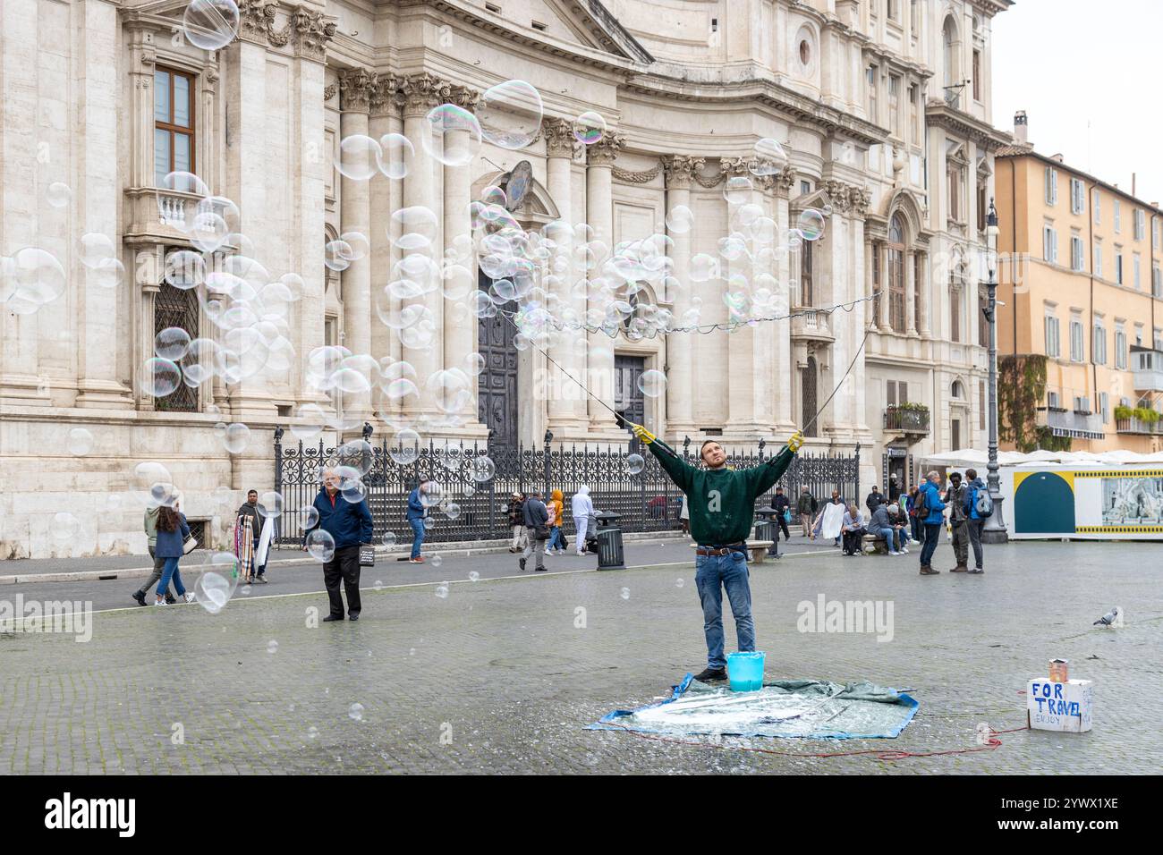 Piazza navona performance hi-res stock photography and images - Alamy