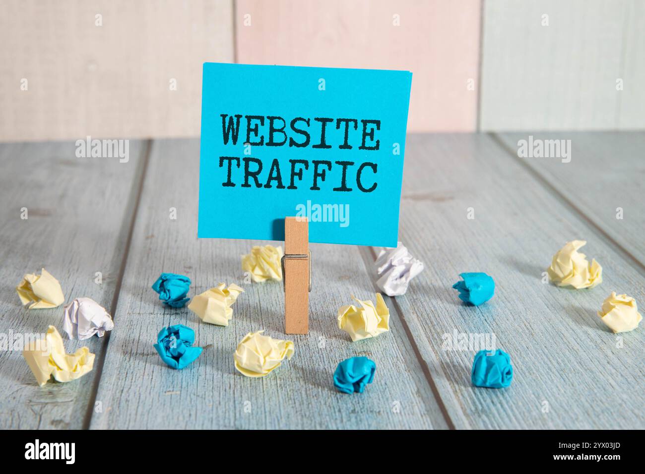Memo note written with text WEBSITE TRAFFIC isolated on green background Stock Photo