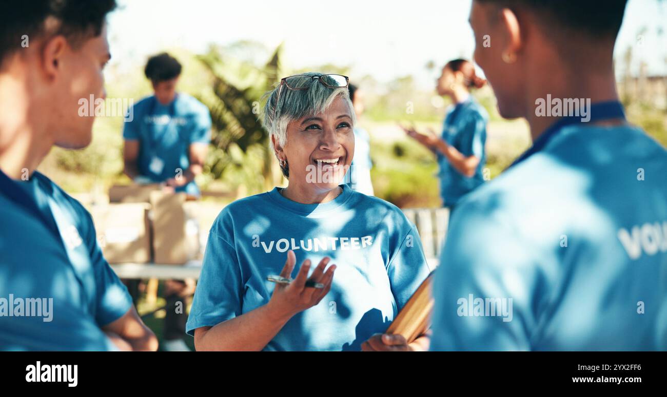 Volunteer and coordinator talking hi-res stock photography and images ...