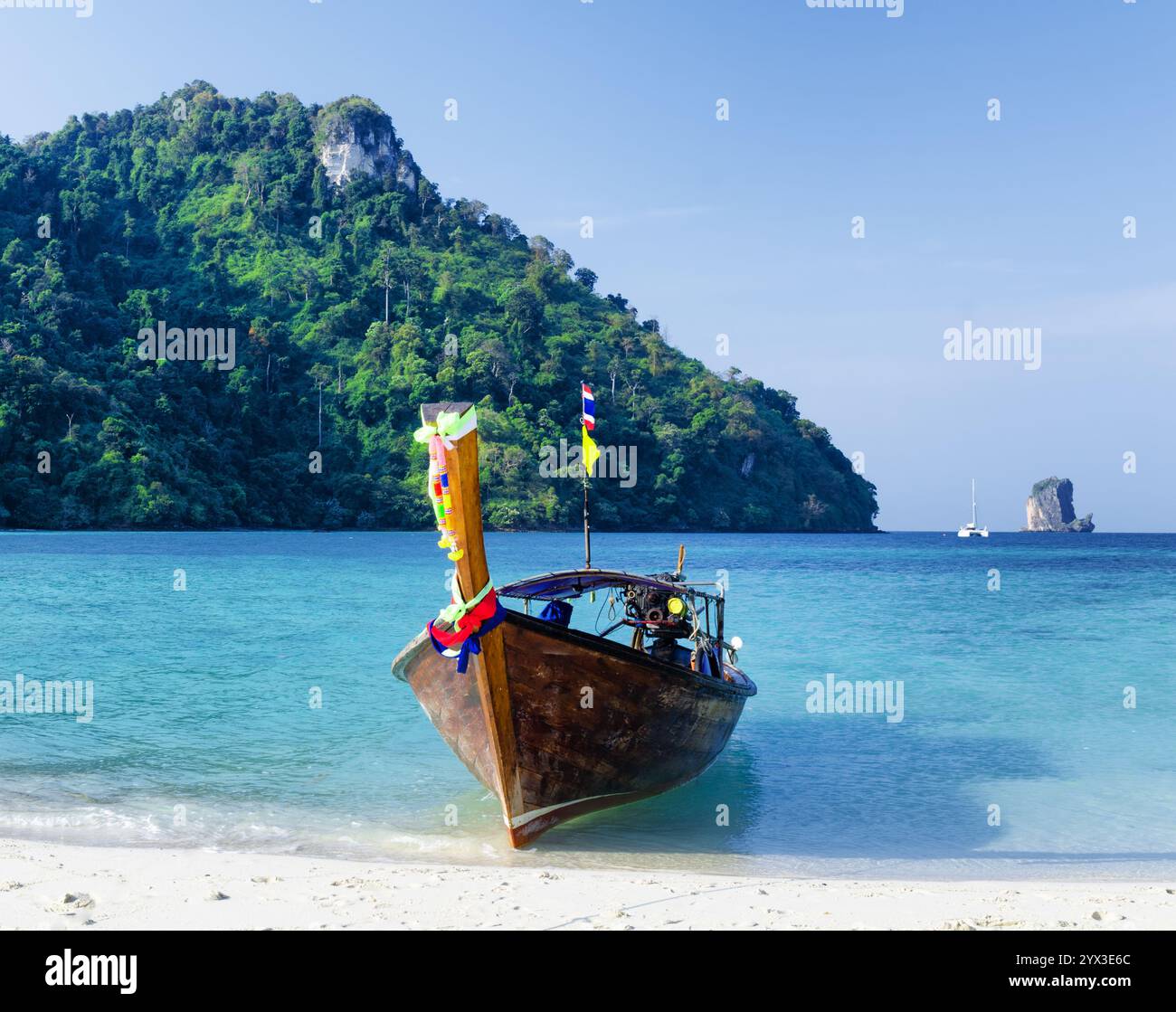 Clear blue tropical beach hi-res stock photography and images - Alamy