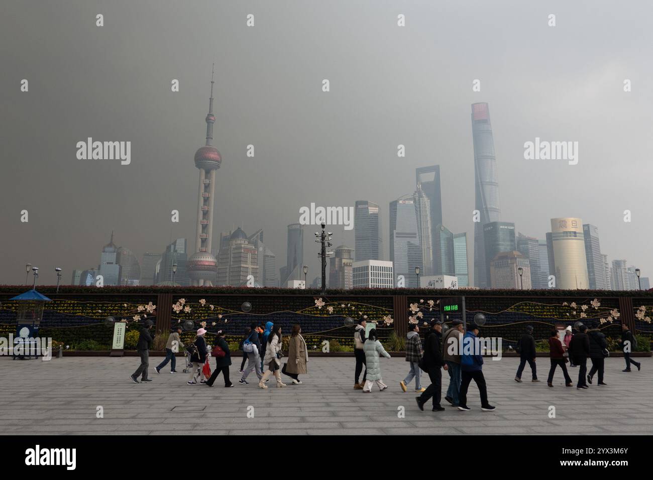 Chinese and foreign tourists enjoy the beautiful view of the Lujiazui ...
