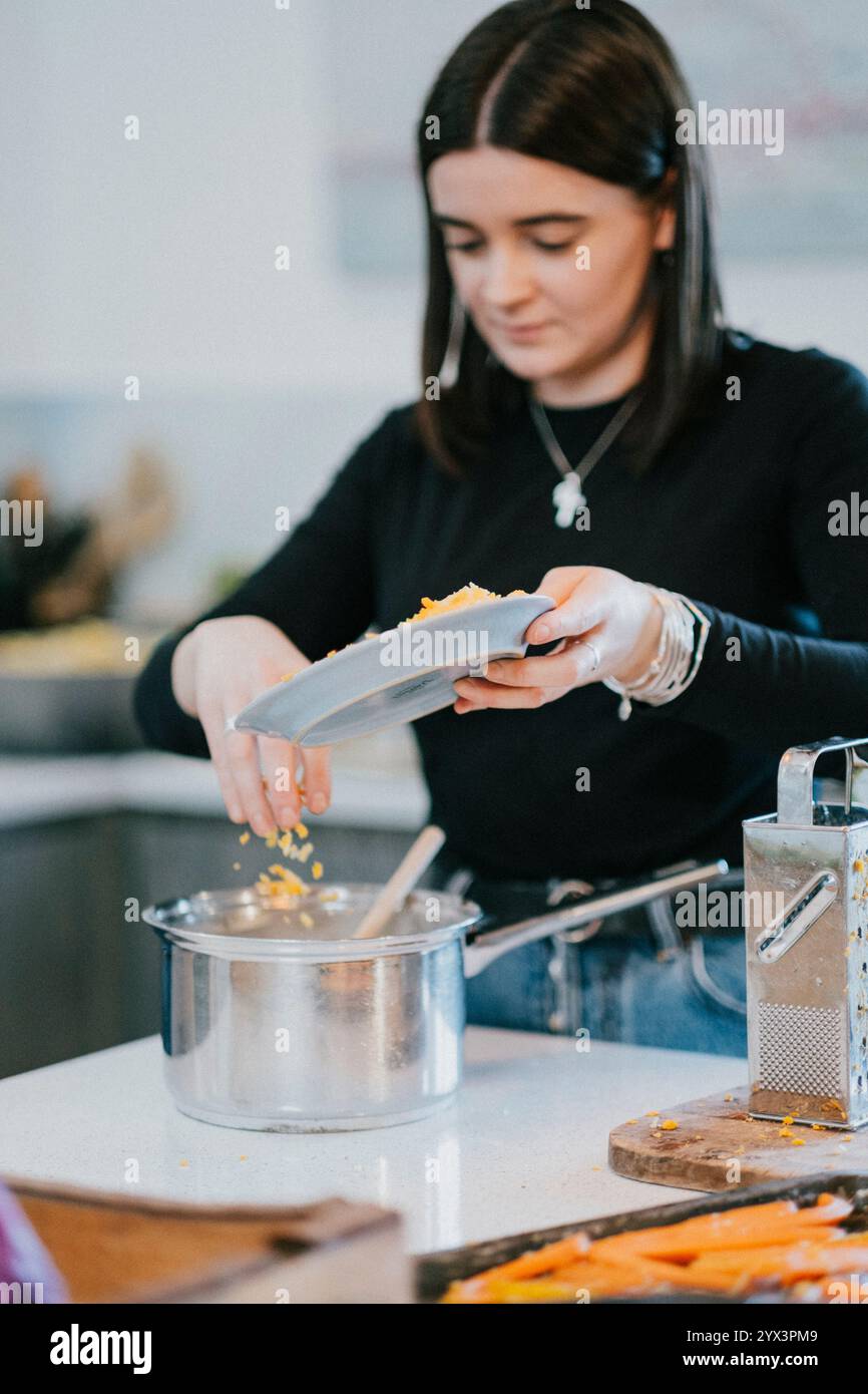 Person Using Kitchen Female hand using kitchen knife hi-res stock photography and images - Alamy