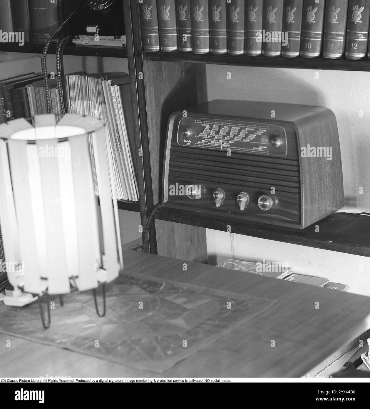 Old radio radios hi-res stock photography and images - Alamy Old radio radios hi-res stock photography and images - Alamy