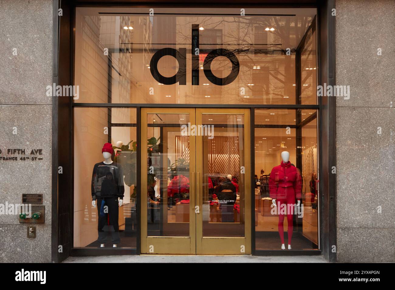 Alo yoga hi-res stock photography and images - Alamy