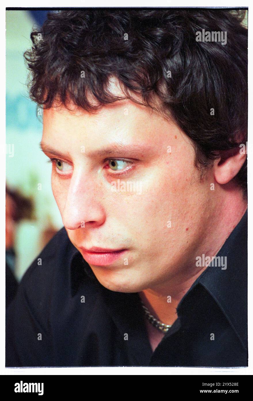 STUART CABLE, STEREOPHONICS, LAUNCH PARTY,  PERFORMANCE AND COCTAILS ALBUM, 1999: Stuart Cable (1970-2010) answers questions. The original Stereophonics line-up at the lauch party and press conference for their second album 'Performance and Cocktails' at Scott's Bar in  Cardiff, Wales, UK on 8 March 1999. Photo: Rob Watkins. INFO: Stereophonics, a Welsh rock band, emerged in the 1990s as prominent figures in British rock. With Kelly Jones's raspy vocals and hits like 'Dakota,' they achieved commercial success. Their discography reflects a diverse mix of rock genres, showcasing their enduring a Stock Photo