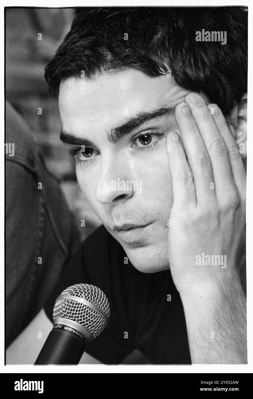 KELLY JONES, STEREOPHONICS, LAUNCH PARTY,  PERFORMANCE AND COCTAILS ALBUM, 1999: Kelly Jones answers questions. The original Stereophonics line-up at the lauch party and press conference for their second album 'Performance and Cocktails' at Scott's Bar in  Cardiff, Wales, UK on 8 March 1999. Photo: Rob Watkins. INFO: Stereophonics, a Welsh rock band, emerged in the 1990s as prominent figures in British rock. With Kelly Jones's raspy vocals and hits like 'Dakota,' they achieved commercial success. Their discography reflects a diverse mix of rock genres, showcasing their enduring appeal. Stock Photo