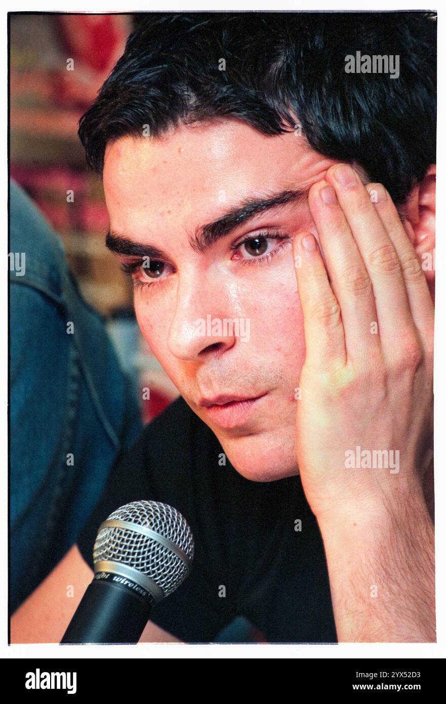 KELLY JONES, STEREOPHONICS, LAUNCH PARTY,  PERFORMANCE AND COCTAILS ALBUM, 1999: Kelly Jones answers questions. The original Stereophonics line-up at the lauch party and press conference for their second album 'Performance and Cocktails' at Scott's Bar in  Cardiff, Wales, UK on 8 March 1999. Photo: Rob Watkins. INFO: Stereophonics, a Welsh rock band, emerged in the 1990s as prominent figures in British rock. With Kelly Jones's raspy vocals and hits like 'Dakota,' they achieved commercial success. Their discography reflects a diverse mix of rock genres, showcasing their enduring appeal. Stock Photo