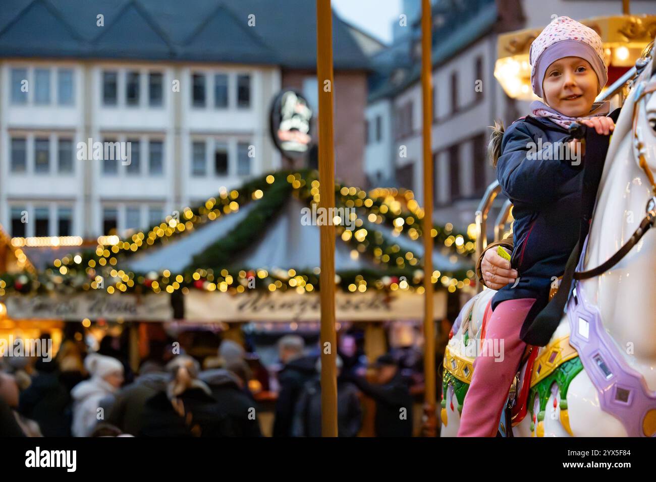 A child rides a carousel hours at the Frankfurt Christmas Market ...