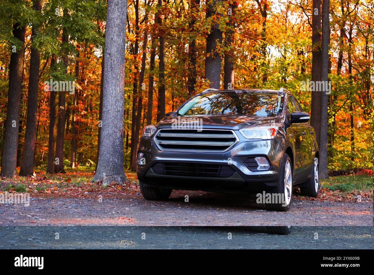 Modern car parked hi-res stock photography and images - Alamy