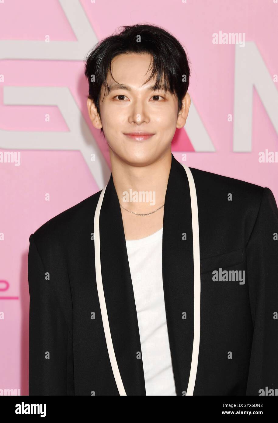 LOS ANGELES, CALIFORNIA - DECEMBER 12: Yim Si-wan attends the Los