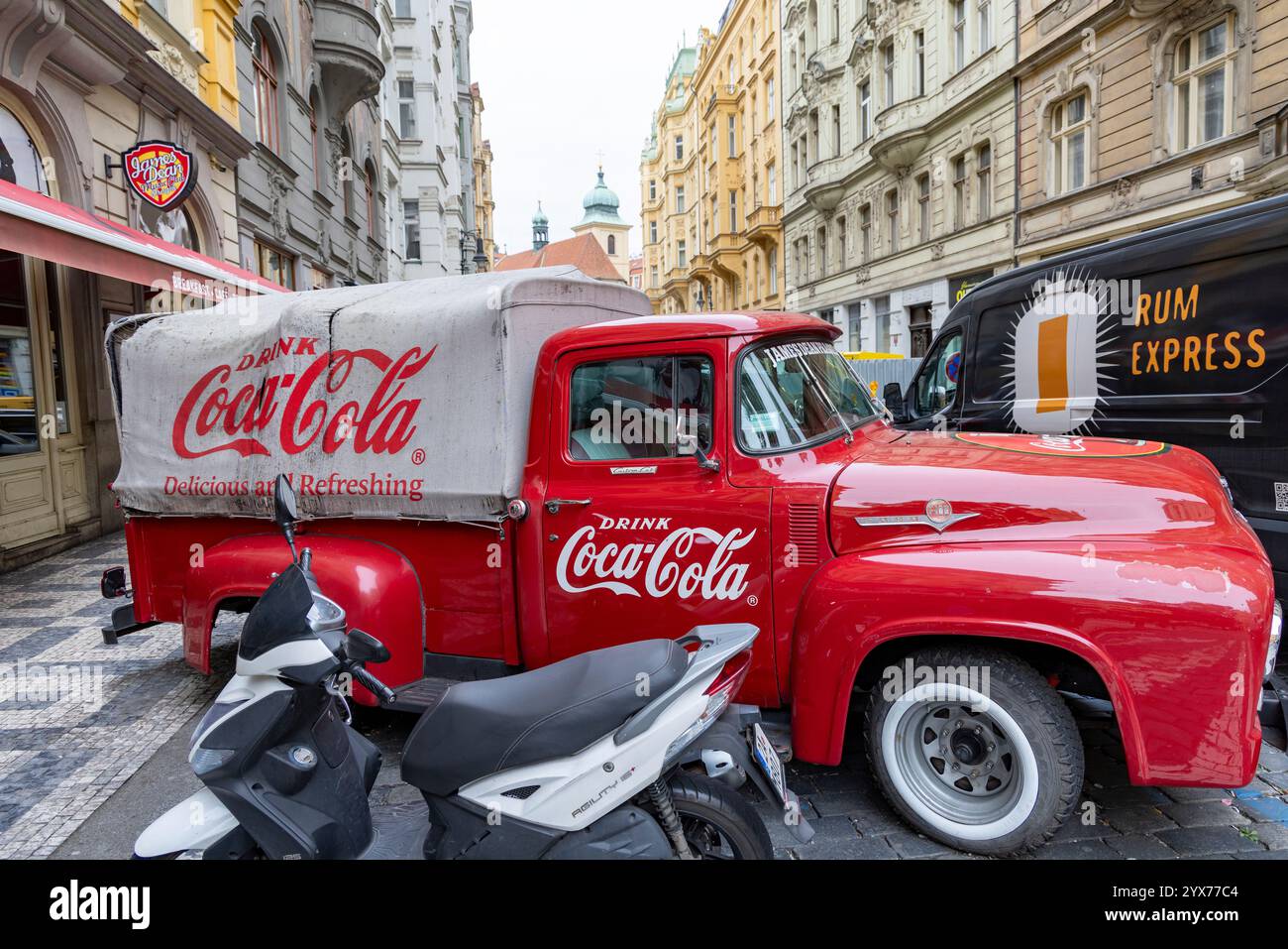 Coca cola vintage truck hi-res stock photography and images - Alamy