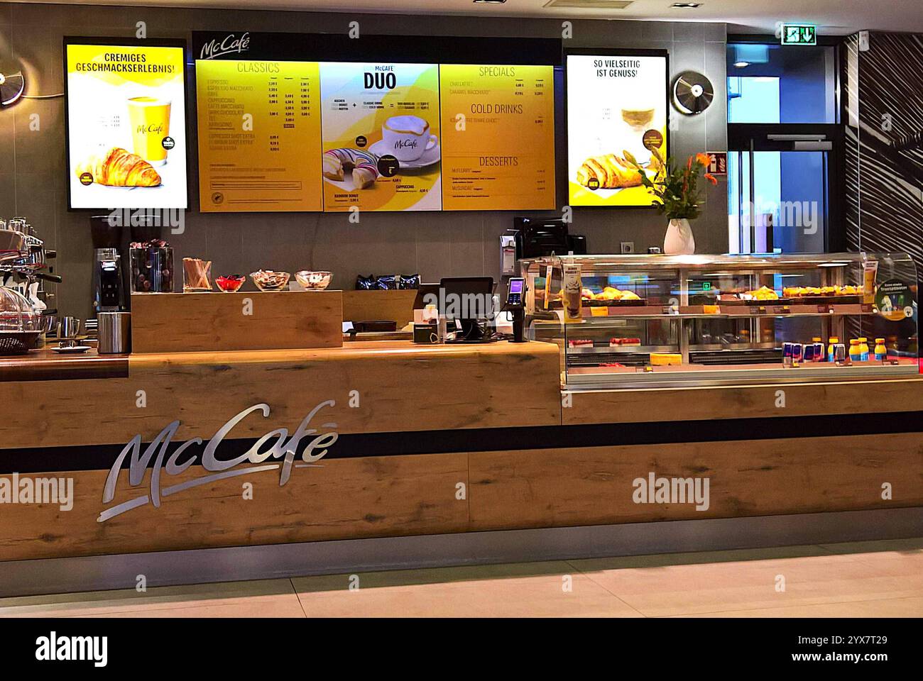 Mccafe Kitchen McCafe in einem McDonalds Fastfood-Restaurant *** McCafe in a McDonalds ...