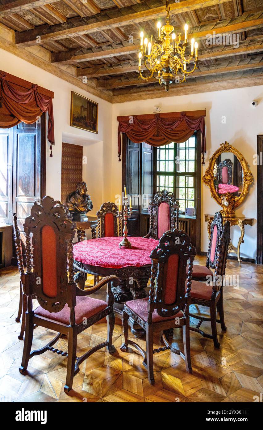 Medieval castle dining room hi-res stock photography and images - Alamy