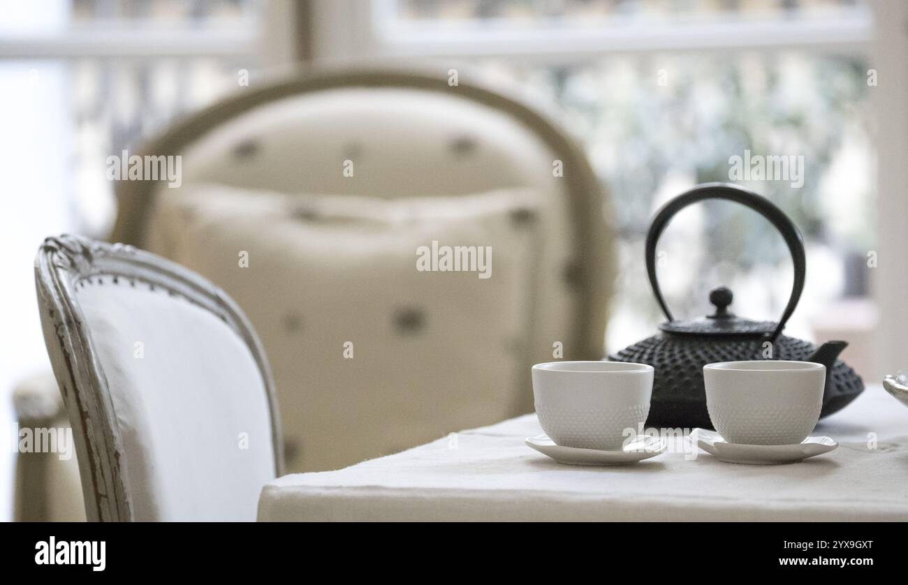 Serene cafe setting hi-res stock photography and images - Alamy