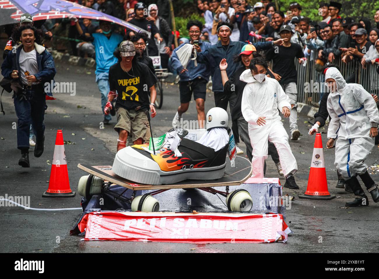 Bandung, West Java, Indonesia. 15th Dec, 2024. Participants clear the ...