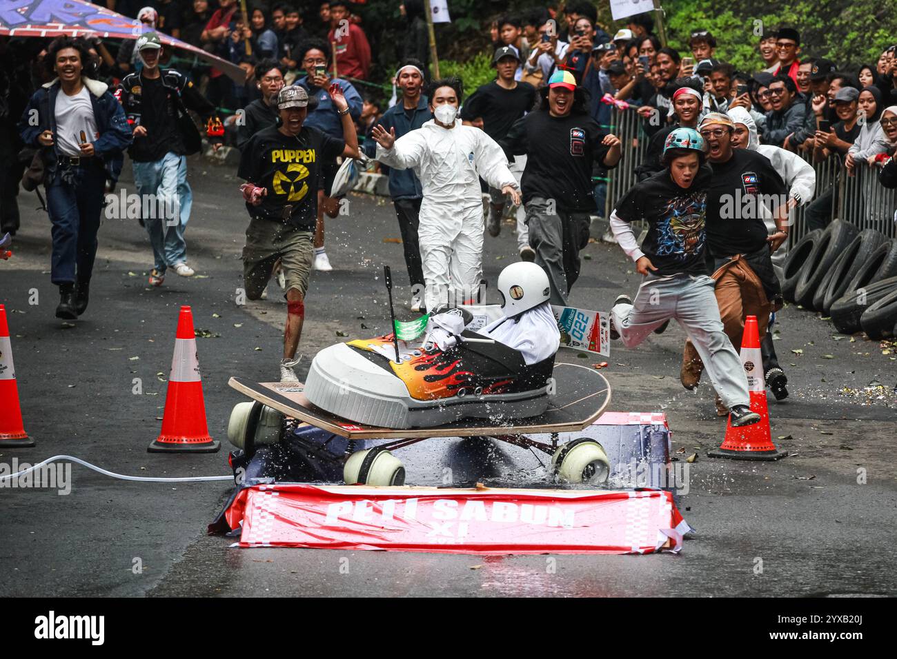 Bandung, West Java, Indonesia. 15th Dec, 2024. Participants clear the ...