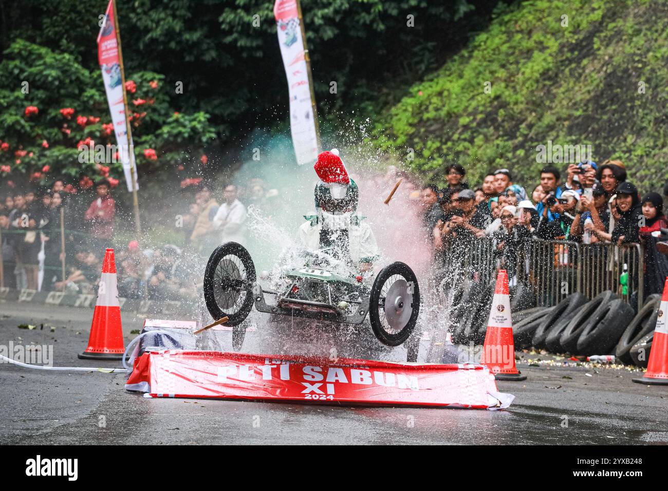 Bandung, West Java, Indonesia. 15th Dec, 2024. Participants clear the ...