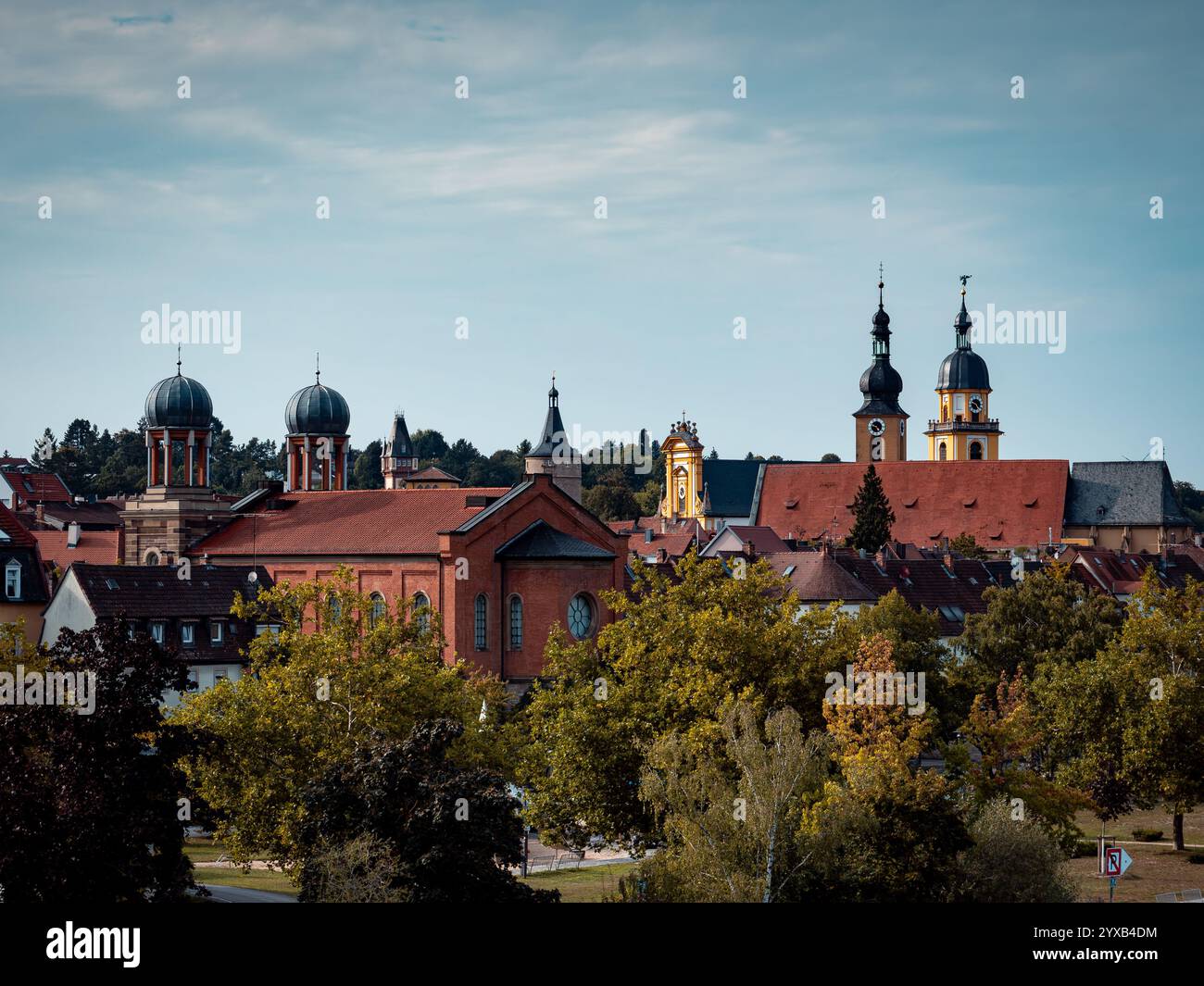 Ein typisches Bild der Stadt Kitzingen mit seinen vielen Türmen Stock ...