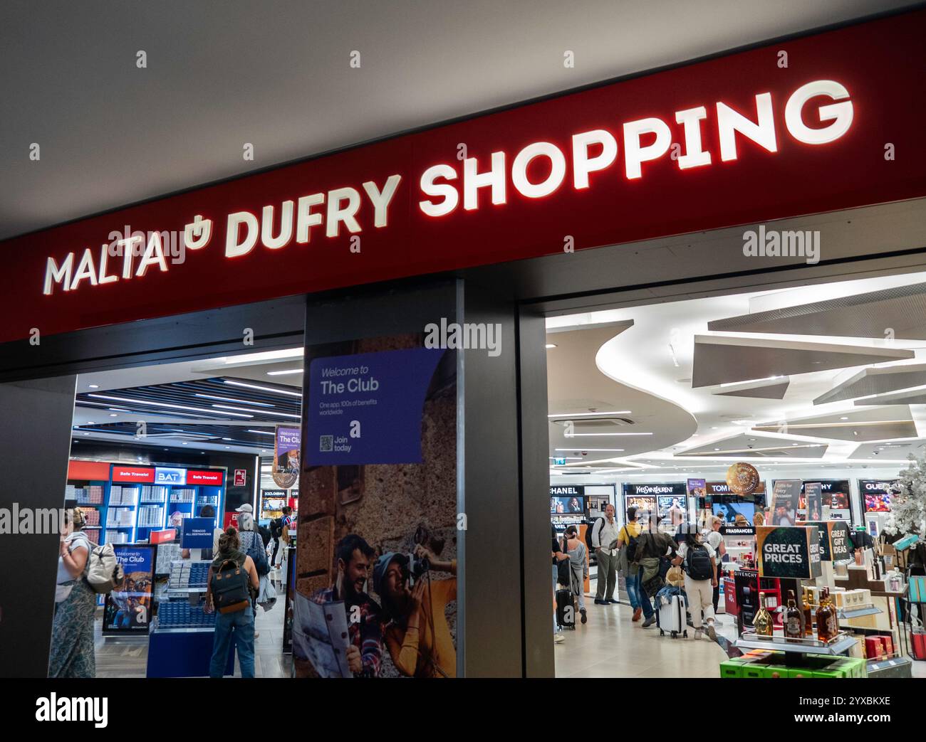 Airport duty free shopping hi-res stock photography and images - Page 2