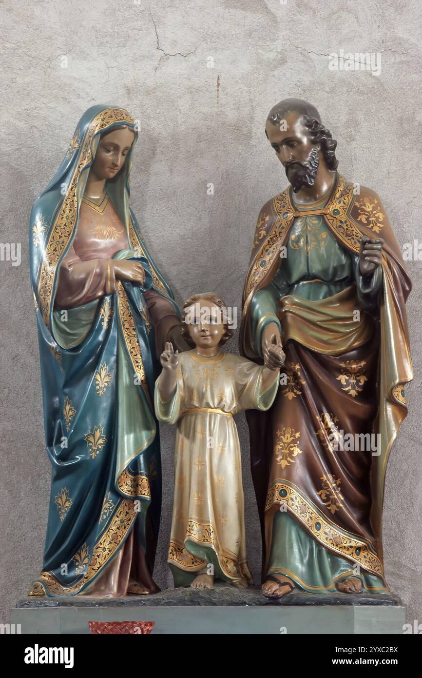 Holy family statue hi-res stock photography and images - Alamy
