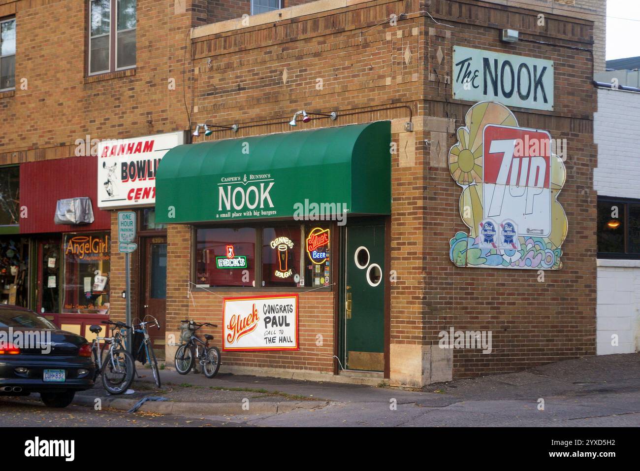 The exterior of the historic landmark restaurant and bar Casper's & Runyon's Nook in 2004, Saint Paul, Minnesota.  The “Gluek Congrats Paul, Call To T Stock Photo