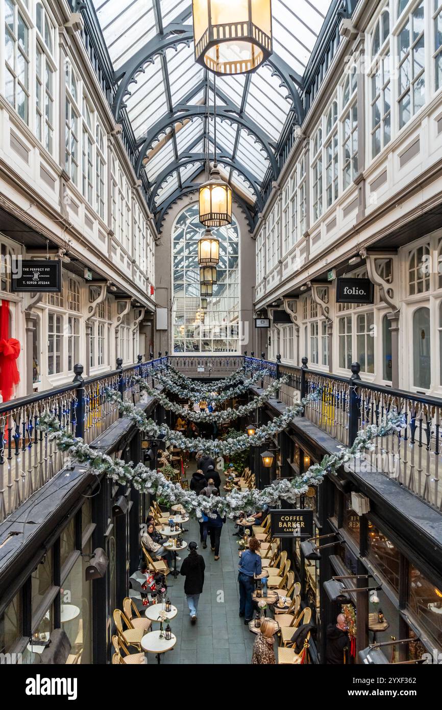 Cardiff, UK. 15th Dec, 2024. Shoppers out in Cardiff city centre with ...