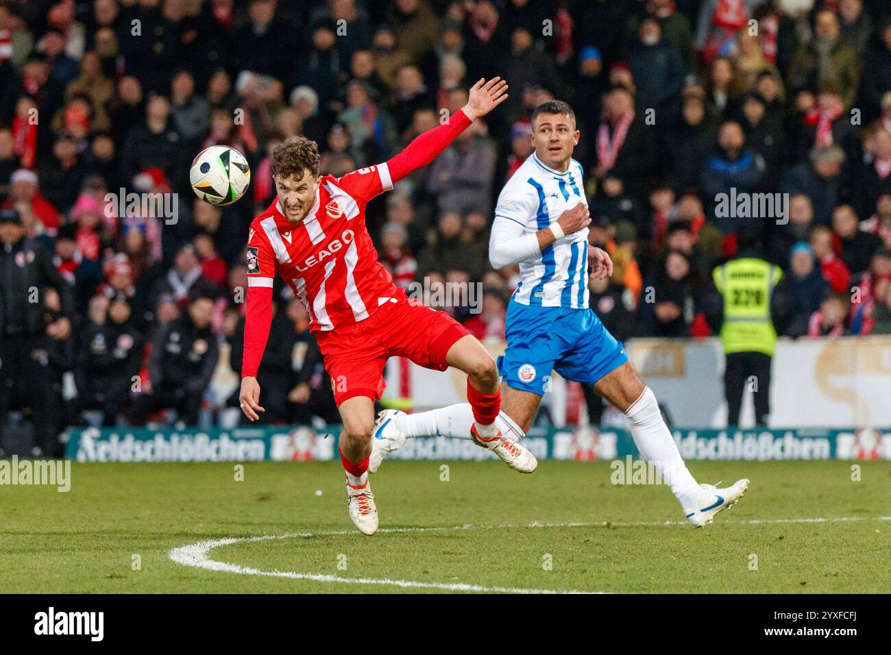 links Tim Campulka Cottbus gegen Antonio Jonjic Rostock  GER, FC Energie Cottbus vs. FC Hansa Rostock, Fußball, Männer, 3. Liga, 18.Spieltag, Spielzeit 2024/2025, 15.12.2024 Cottbus LEAG Energie Stadion Brandenburg Deutschland *** left Tim Campulka Cottbus vs Antonio Jonjic Rostock GER, FC Energie Cottbus vs FC Hansa Rostock, Football, Men, 3 Liga, Matchday 18, Season 2024 2025, 15 12 2024 Cottbus LEAG Energie Stadion Brandenburg Germany Stock Photo