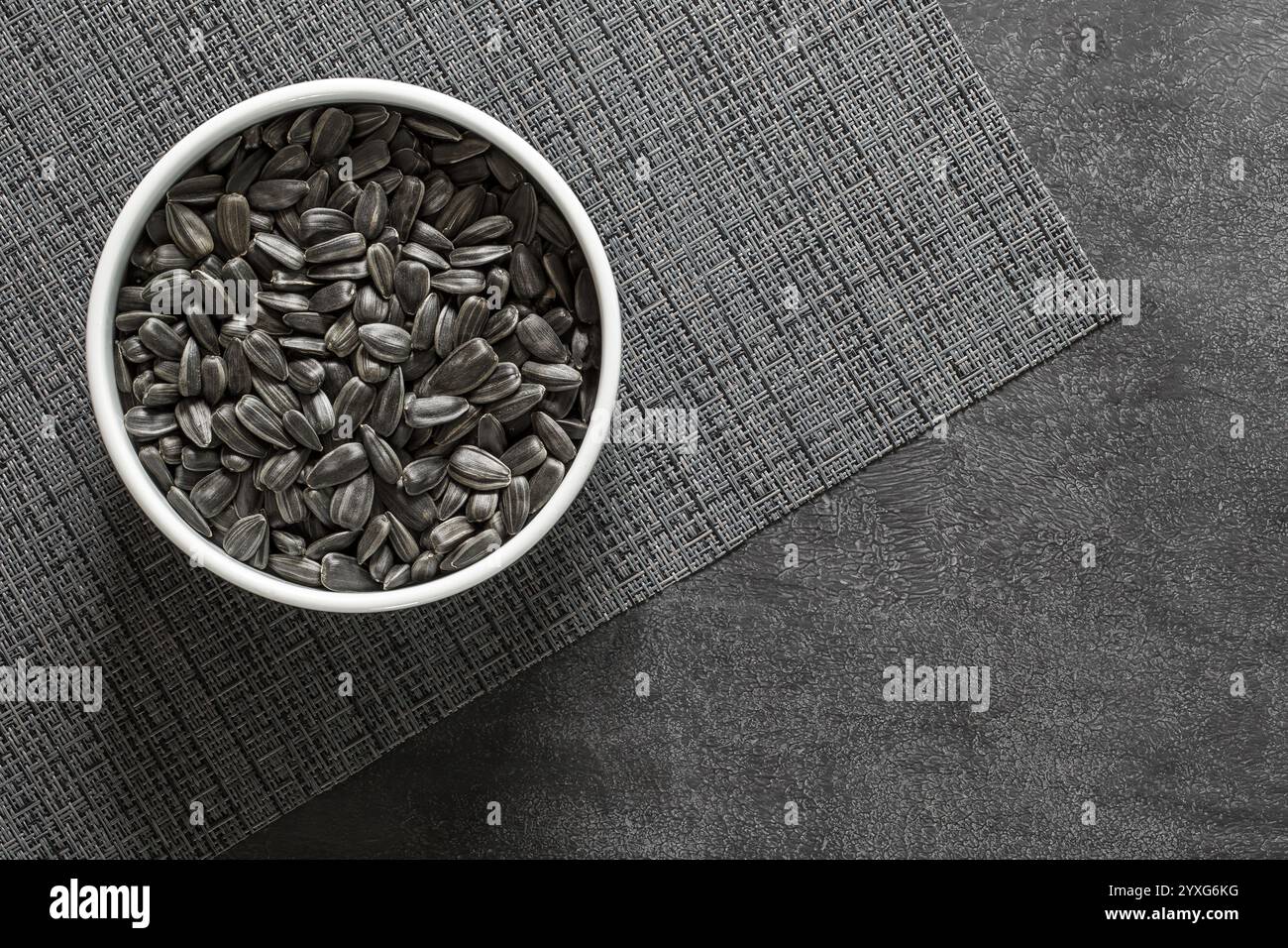 Sunflower seeds unpeeled shell hi-res stock photography and images - Alamy