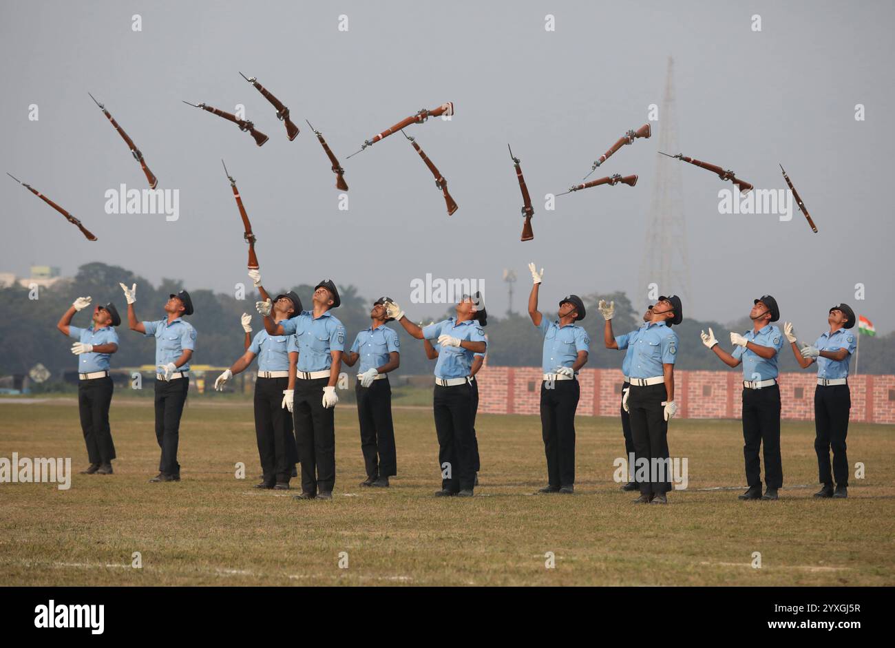 Indian Army celebrates Victory Day in Kolkata Indian Air Force soldiers ...