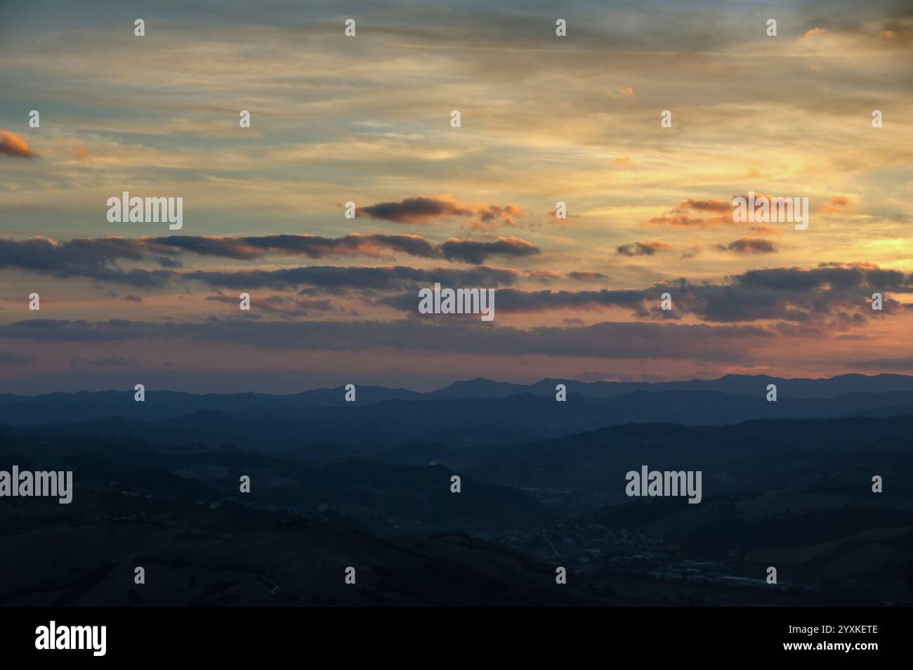 Nuvola al cielo hi-res stock photography and images - Alamy