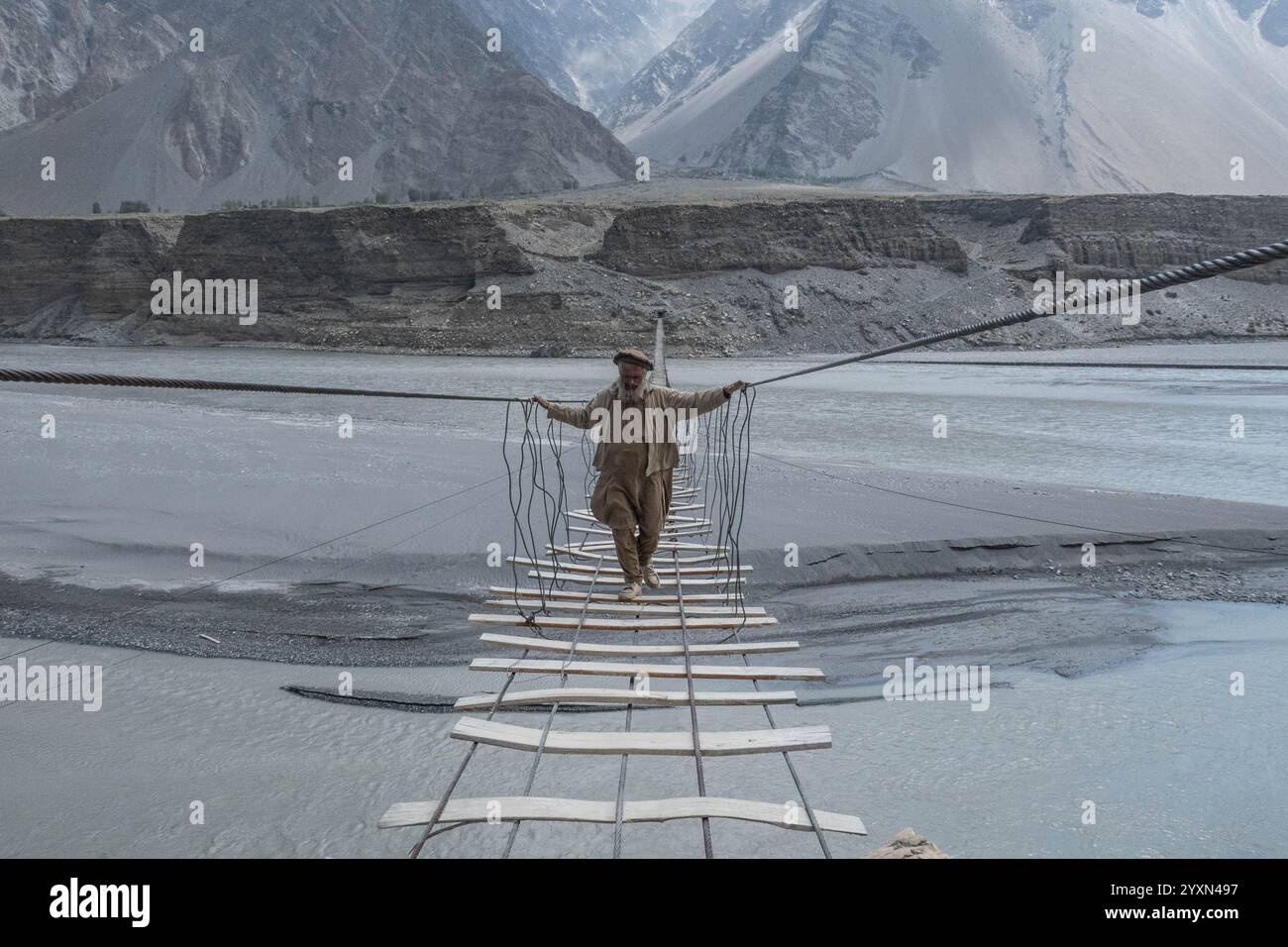 Wooden rickety suspension bridge hi-res stock photography and images ...
