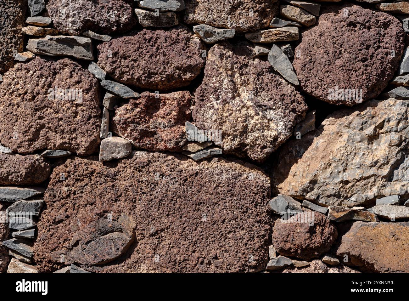 Wallpaper texture of many rocks hi-res stock photography and images - Alamy