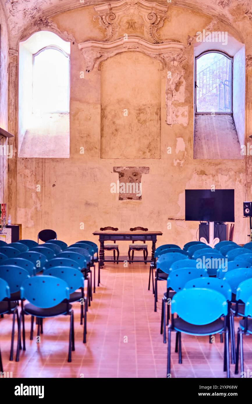 Empty auditorium hi-res stock photography and images - Alamy