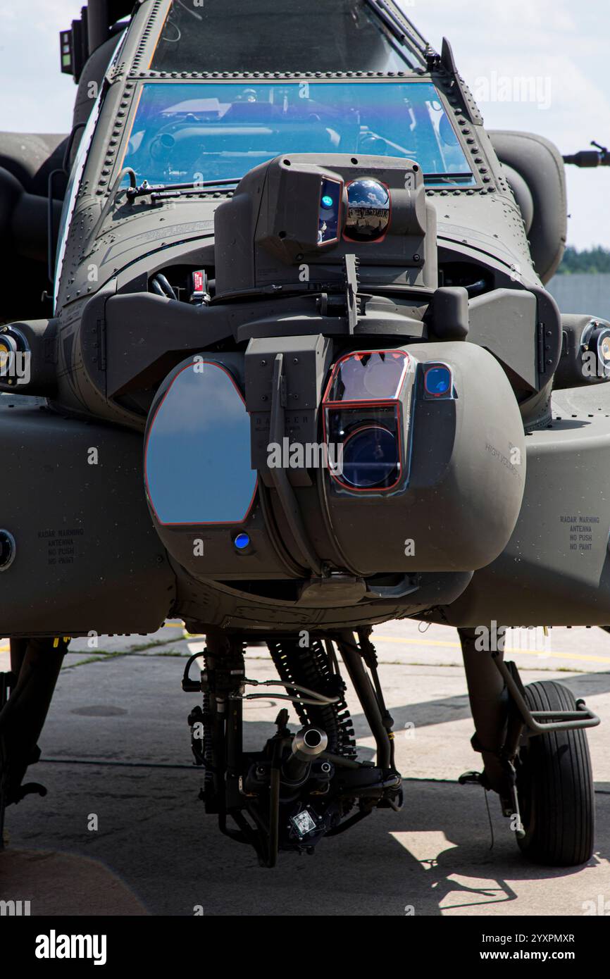 Front view ah 64 attack helicopter hi-res stock photography Front view ah 64 attack helicopter hi-res stock photography