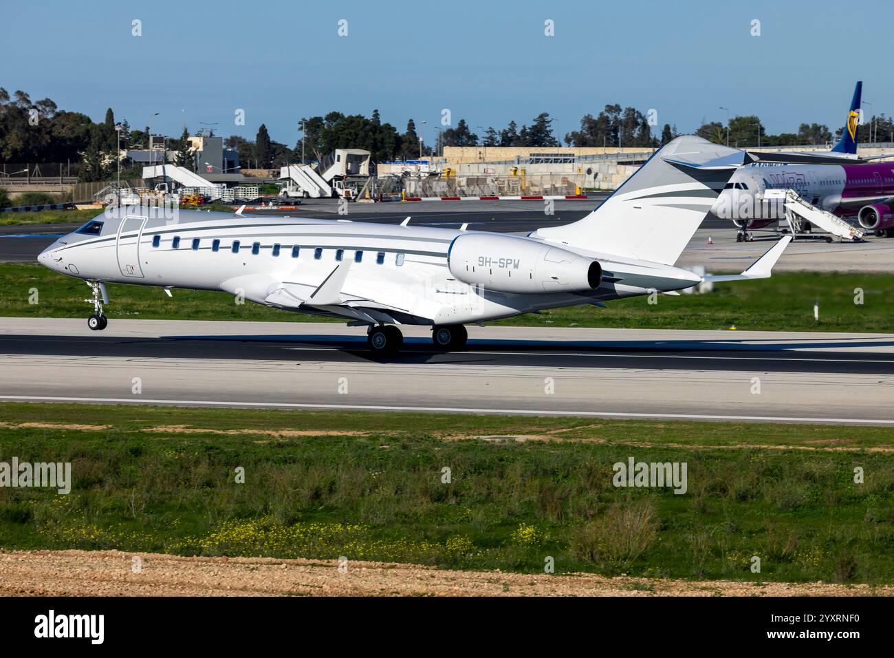 Bombardier global 6500 jet hi-res stock photography and images - Alamy