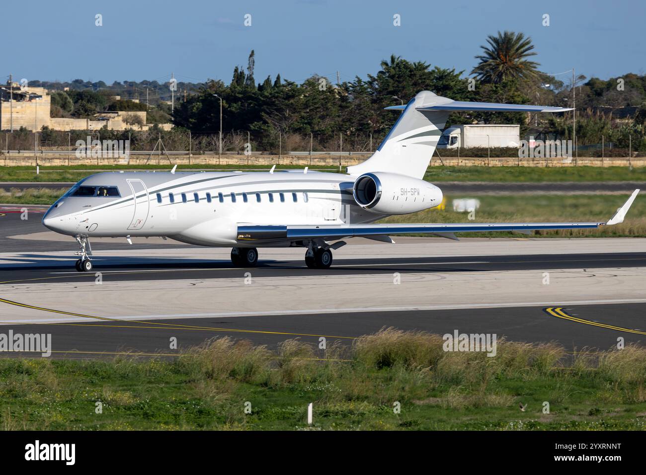 Bombardier global 6500 hi-res stock photography and images - Alamy