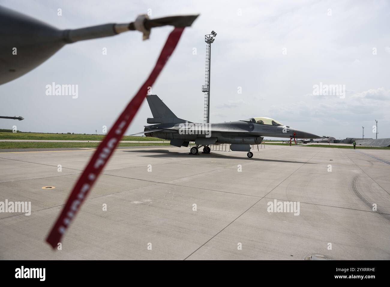 F16 fighter jet in flight hi-res stock photography and images - Alamy