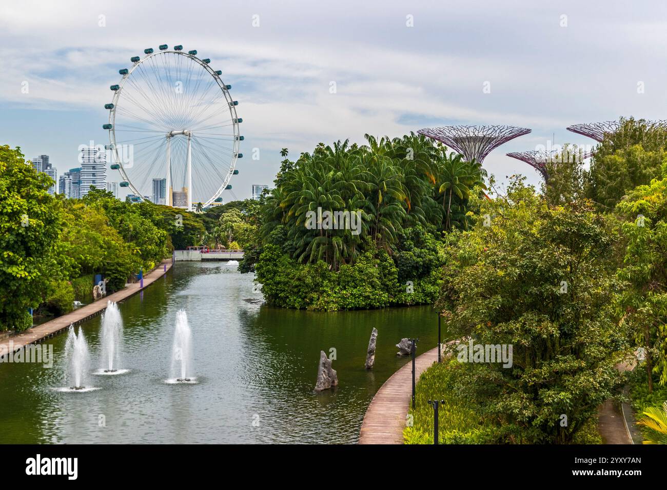 Singapore Flyer, Dragonfly Lake, Nibong Island and Supertrees, Gardens by the Bay, Singapore. Photo: David Rowland / One-Image.com Stock Photo