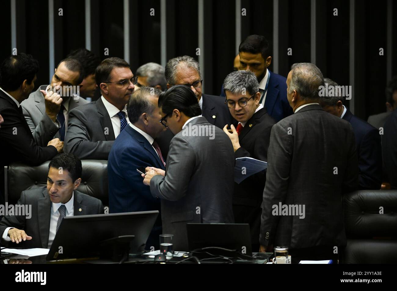 BRASÍLIA, DF - 18.12.2024: CONGRESSO LEI DE DIRETRIZES ORÇAMENTÁRIAS - Photo, Senators Rogério Marinho, Randolfe Rodrigues, Flávio Bolsonaro and Deputy Aguinaldo Ribeiro debate during a session. This Wednesday (18) the National Congress will hold a session to vote on the budget guidelines law (LDO) and the fiscal package for 2025. (Photo: Ton Molina/Fotoarena) Stock Photo