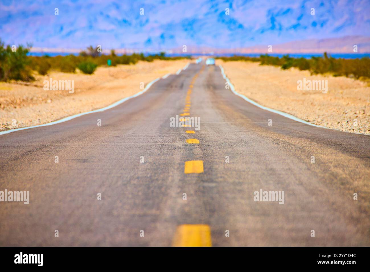 Horizon road death valley hi-res stock photography and images - Alamy