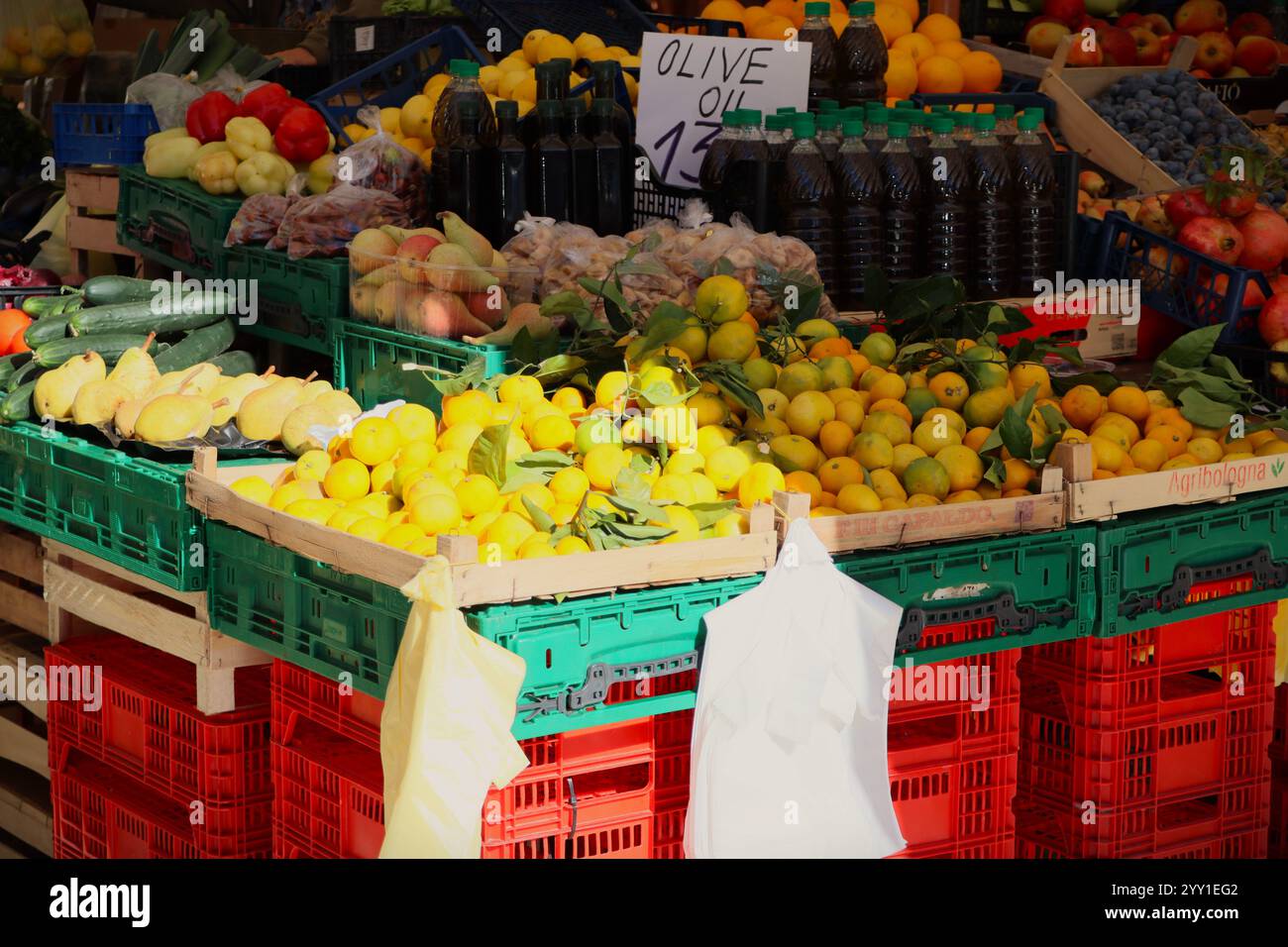 Furts Counter counter with fruits and vegetables Stock Photo - Alamy