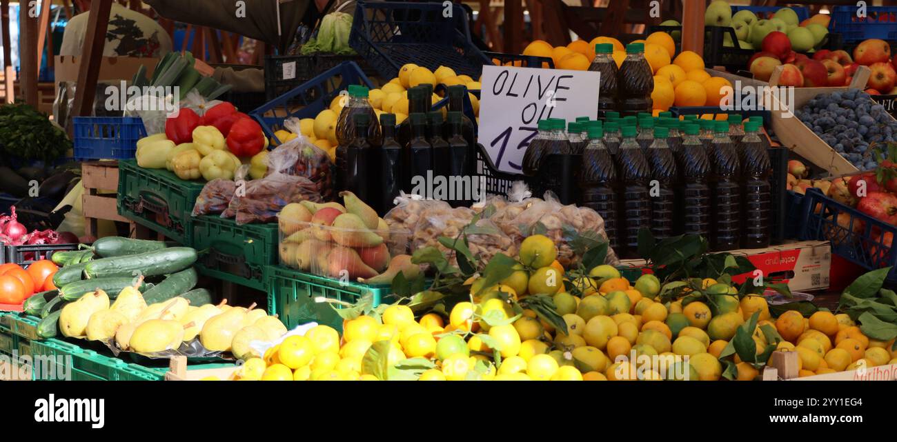 Furts Counter counter with fruits and vegetables Stock Photo - Alamy